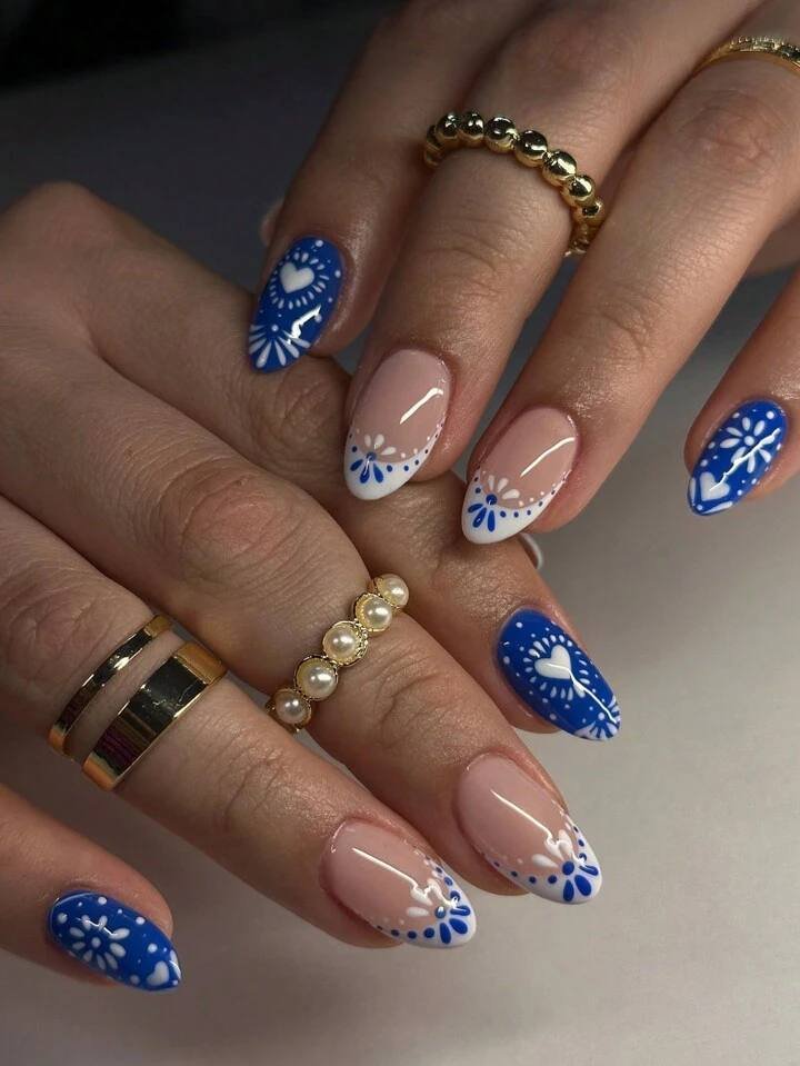 24Pcs Short Oval White French Nail &amp; Heart Pattern Tip Short Press On Nails