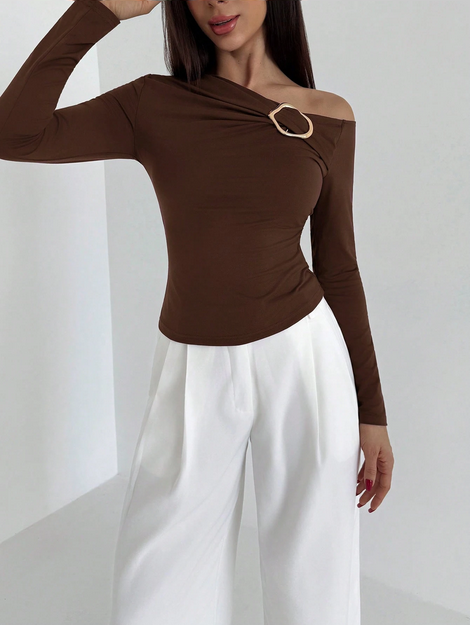 Aloruh Women's Autumn/Winter Metallic Decor Oblique Shoulder Fitted T-Shirt Coffee