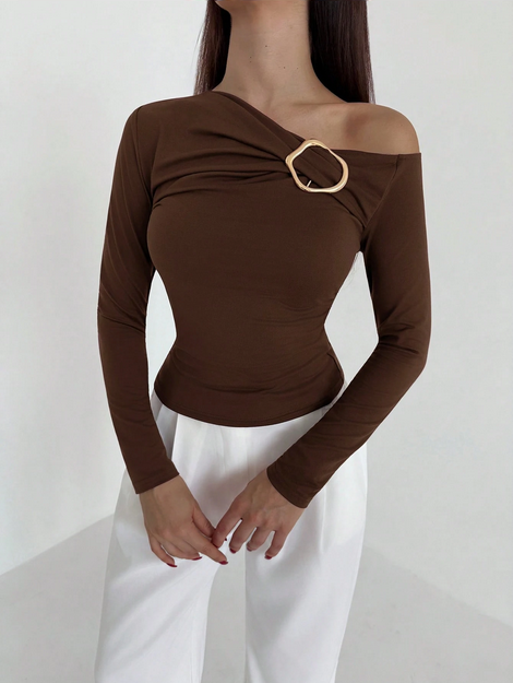 Aloruh Women's Autumn/Winter Metallic Decor Oblique Shoulder Fitted T-Shirt Coffee