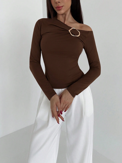 Aloruh Women's Autumn/Winter Metallic Decor Oblique Shoulder Fitted T-Shirt Coffee