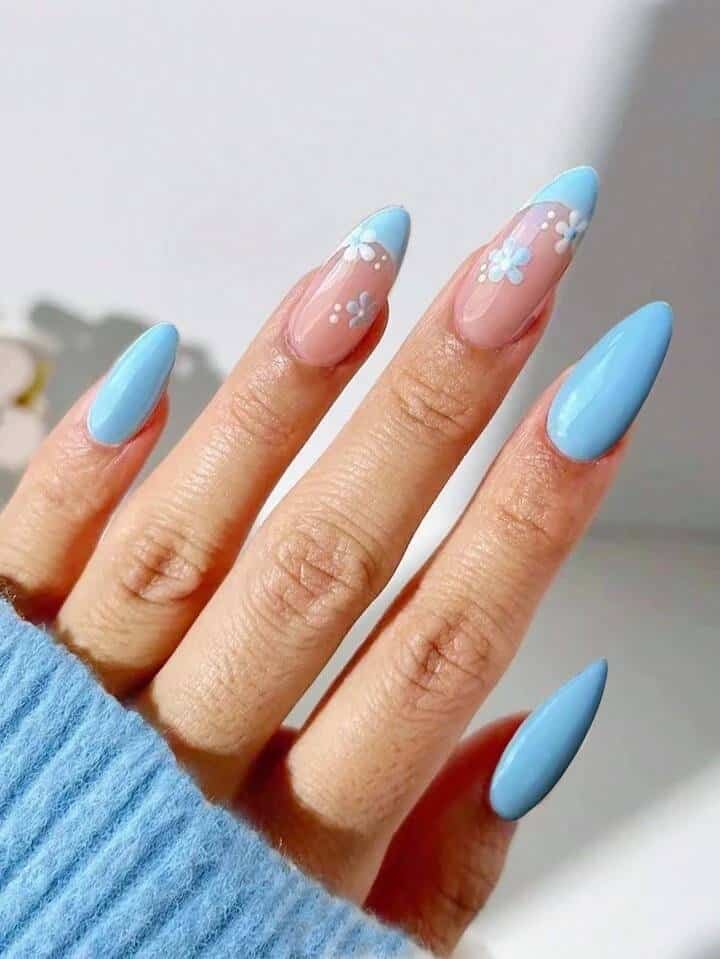 Get Glamorous With 24pcs White And Blue Flower Design Press On Nails