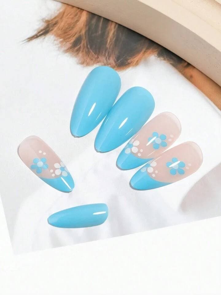 Get Glamorous With 24pcs White And Blue Flower Design Press On Nails