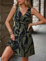 SHEIN LUNE Women's V-Neck Sleeveless All Over Print Ruched Short Casual Dress, For Daily &amp; Holiday Wear