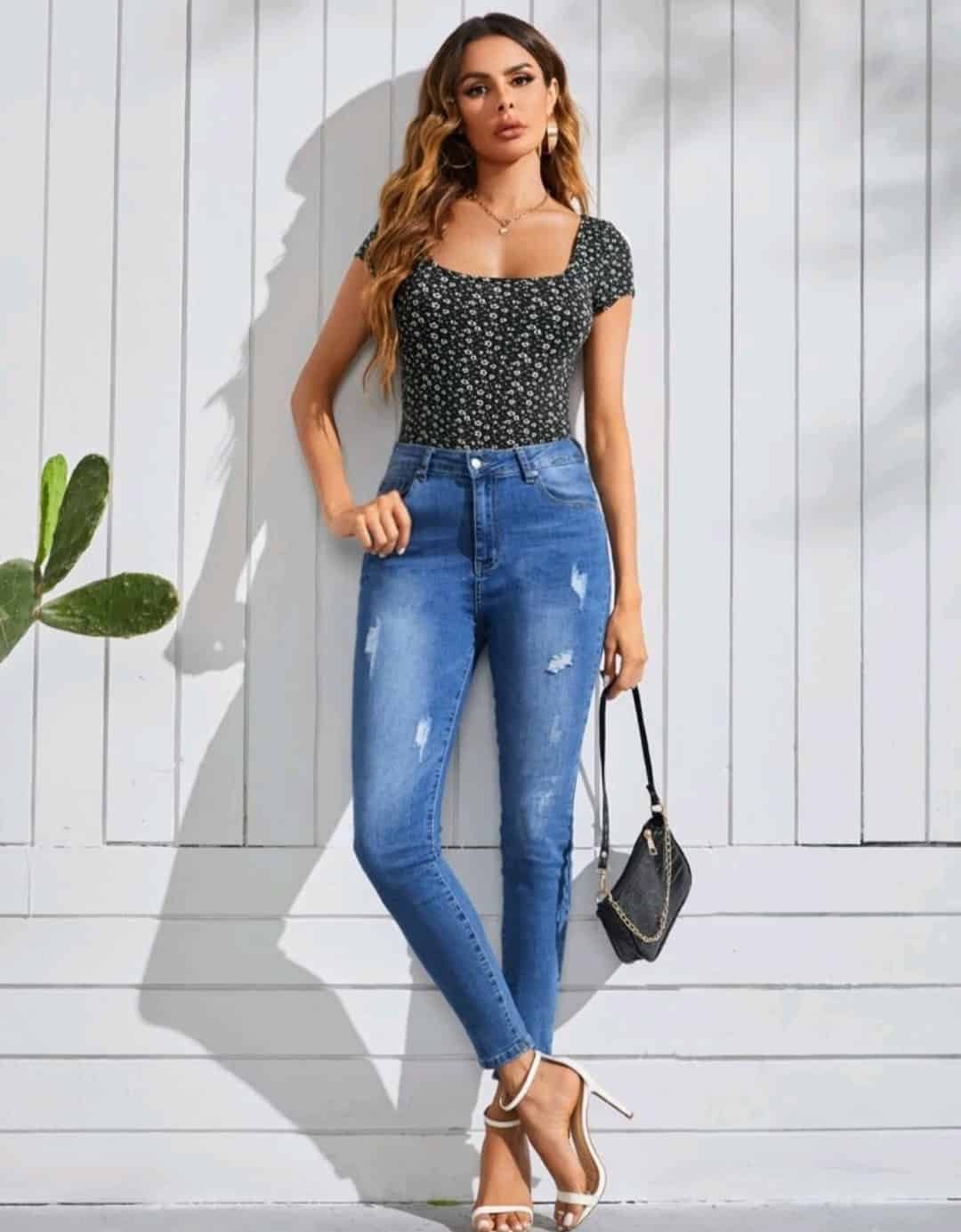 SHEIN Ditsy Floral Scoop Neck Tee - Image 4