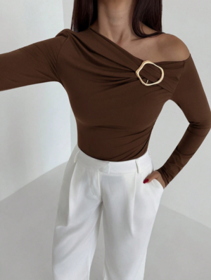 Aloruh Women's Autumn/Winter Metallic Decor Oblique Shoulder Fitted T-Shirt Coffee